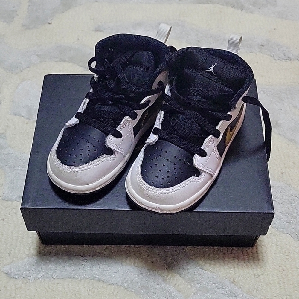 Black, white and gold Jordan sneakers 7C